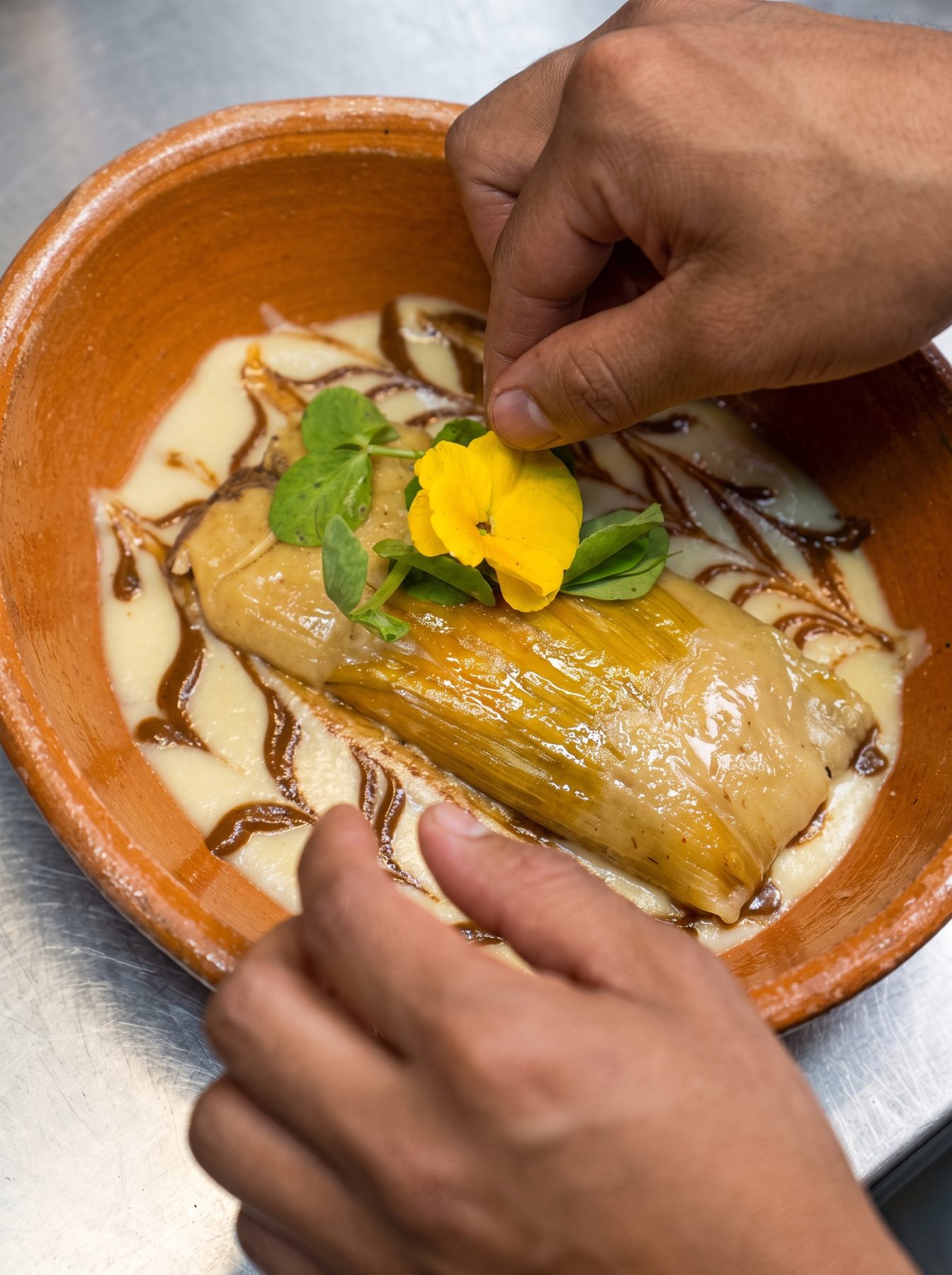 Tamal de pato confitado a la naranja recién emplatado